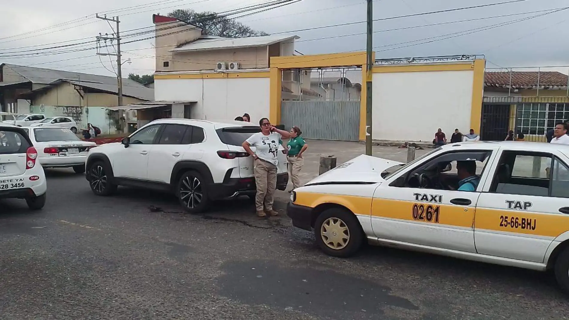 choque de taxi y camioneta